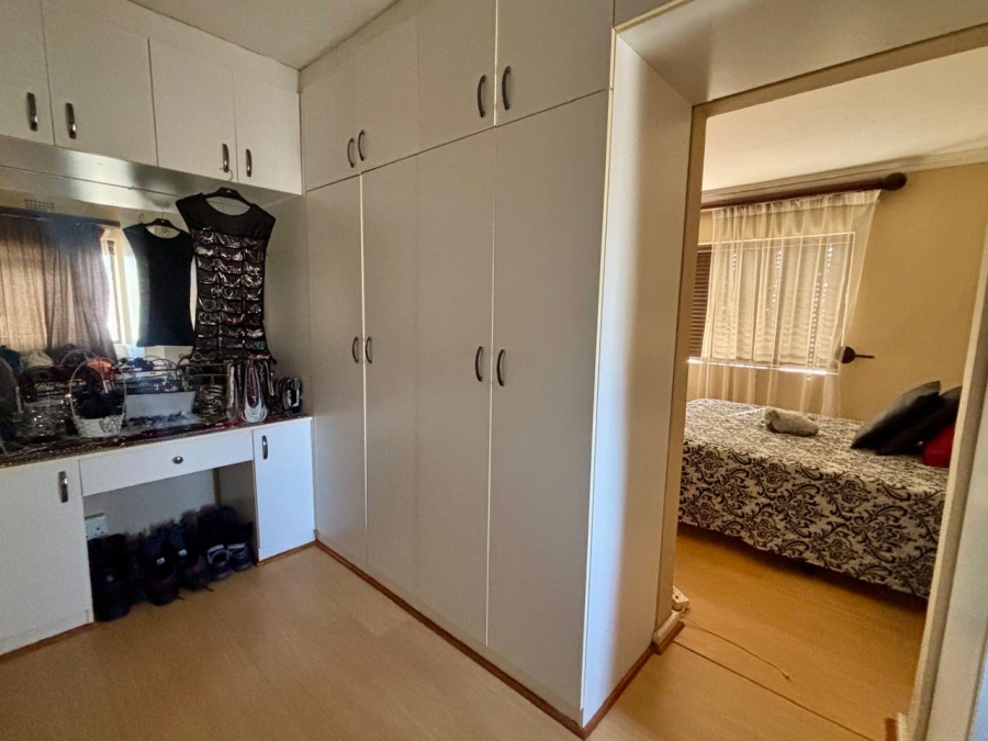 2 Bedroom Property for Sale in Goodwood Central Western Cape